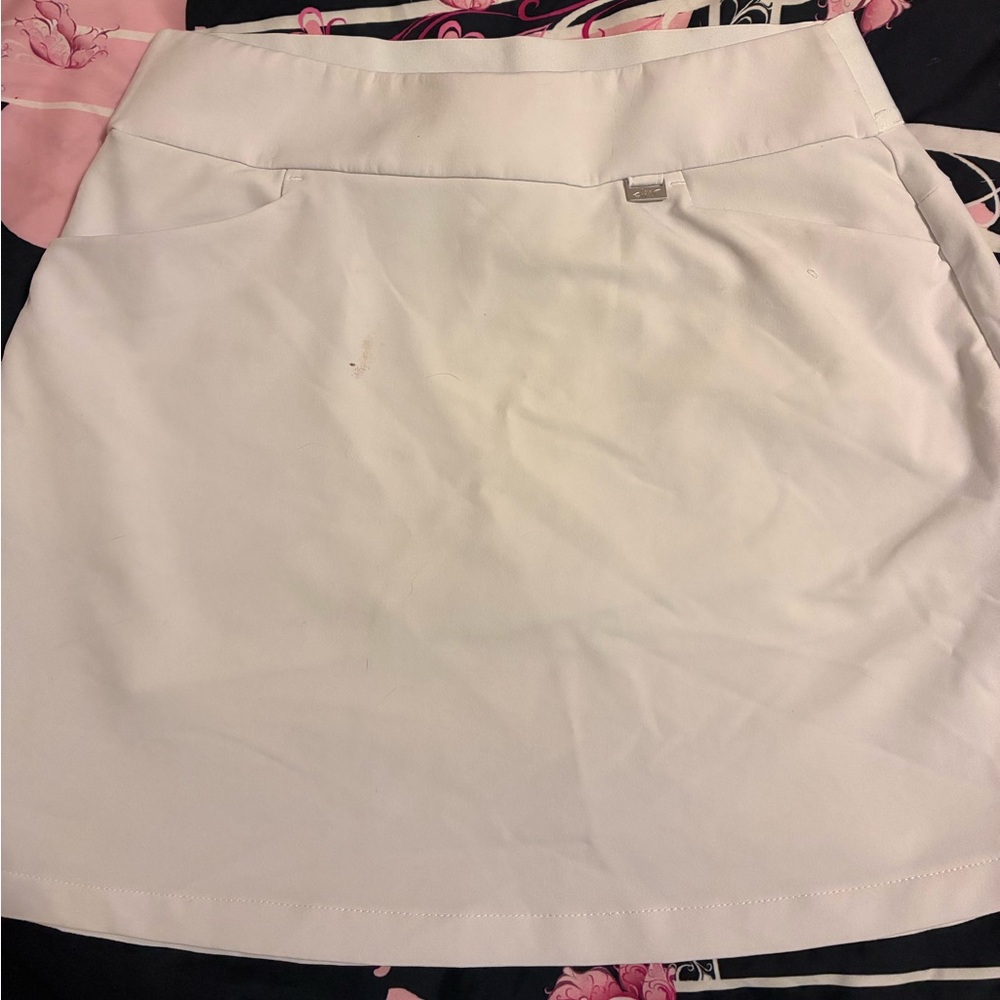 Greg Norman White skort. Apr. 14 1/2 inches.